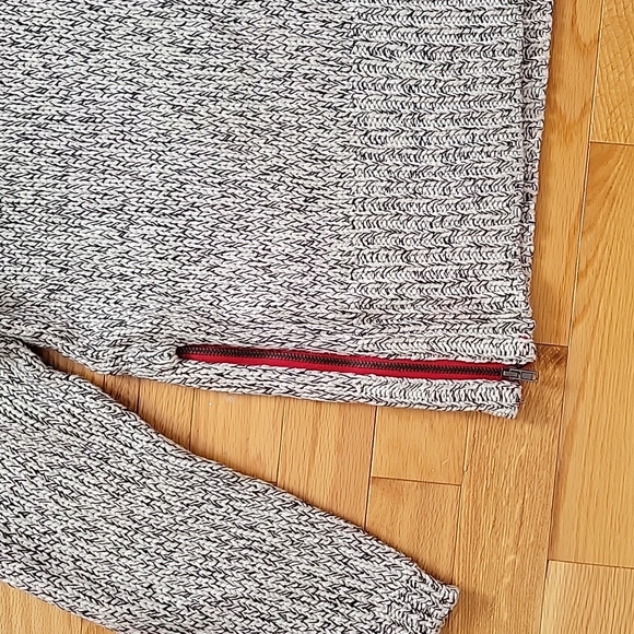 Reitmans sweater with side zippers - Picture 3 of 3